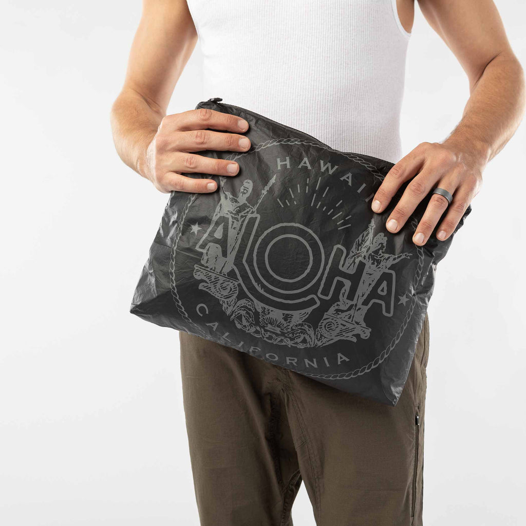 Max Pouch | Aloha Seal - Close-Up 1