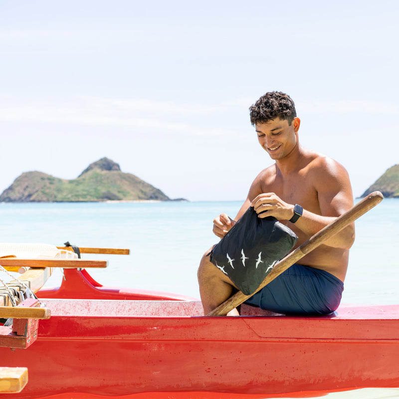 Mid Pouch | ʻiwa Birds - Back ext.
