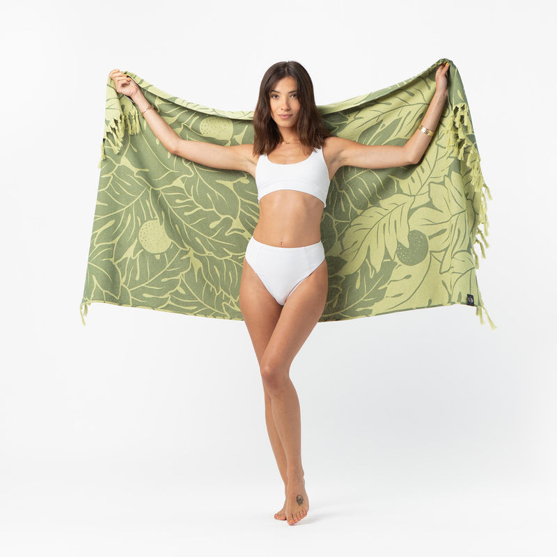Turkish Towel | Slowtide ʻulu - On-Model 4